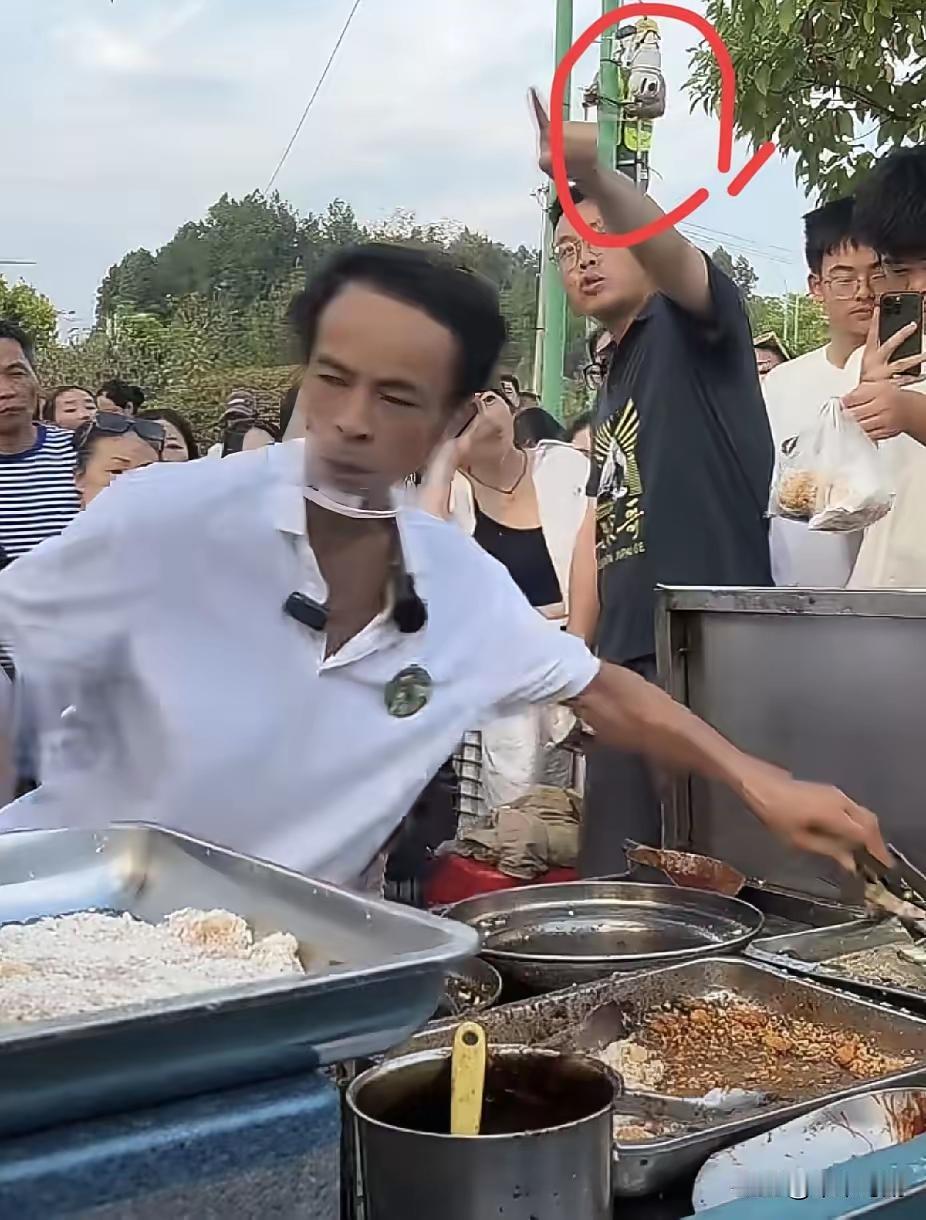 我大姐下午亲自排队买鸡排她说了一句大实话说鸡排哥和抖音里看的差别太大，