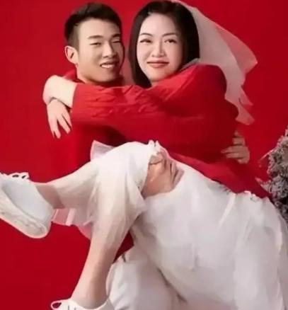 2016年，湖北女子意外受伤瘫痪，丈夫不堪重压与她离婚，没想到，离婚仅一年，闺蜜