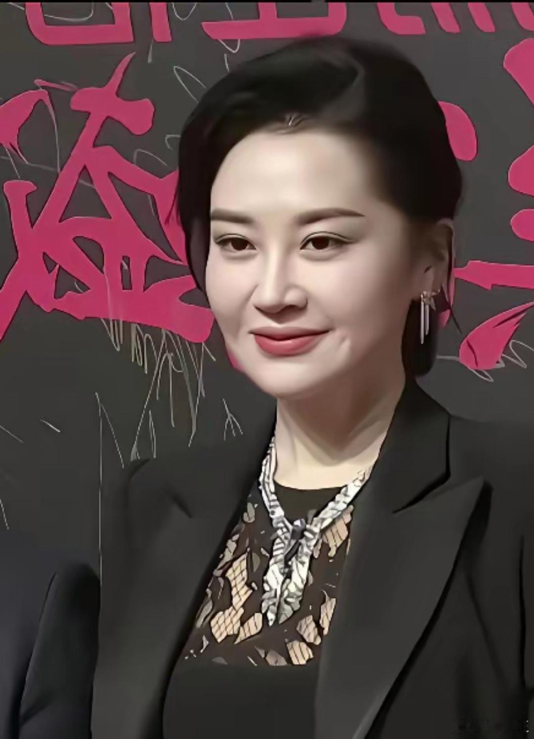 岁月不败美人，58岁的许晴还是这么漂亮，两个小酒窝甜甜的！​​​