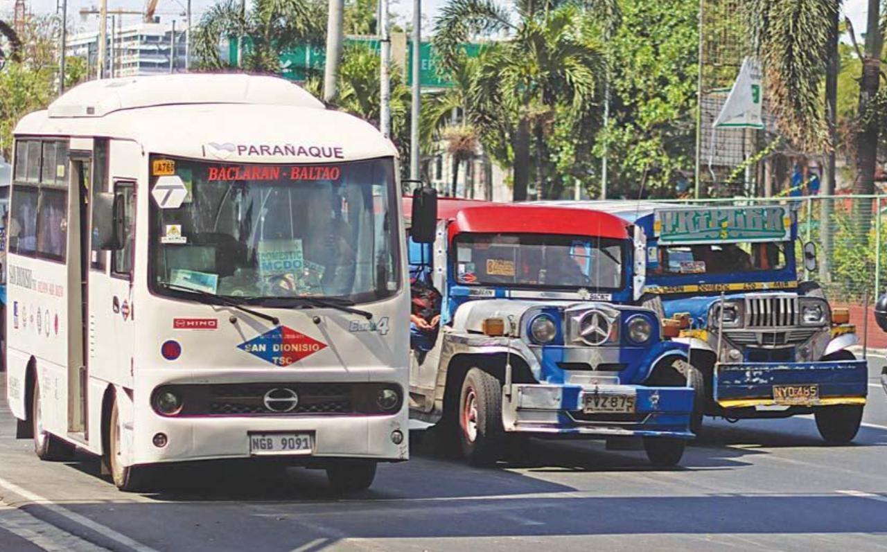 小马科斯没想到，菲律宾的司机们还没等到补贴，油价先涨了七成！53岁的罗埃尔