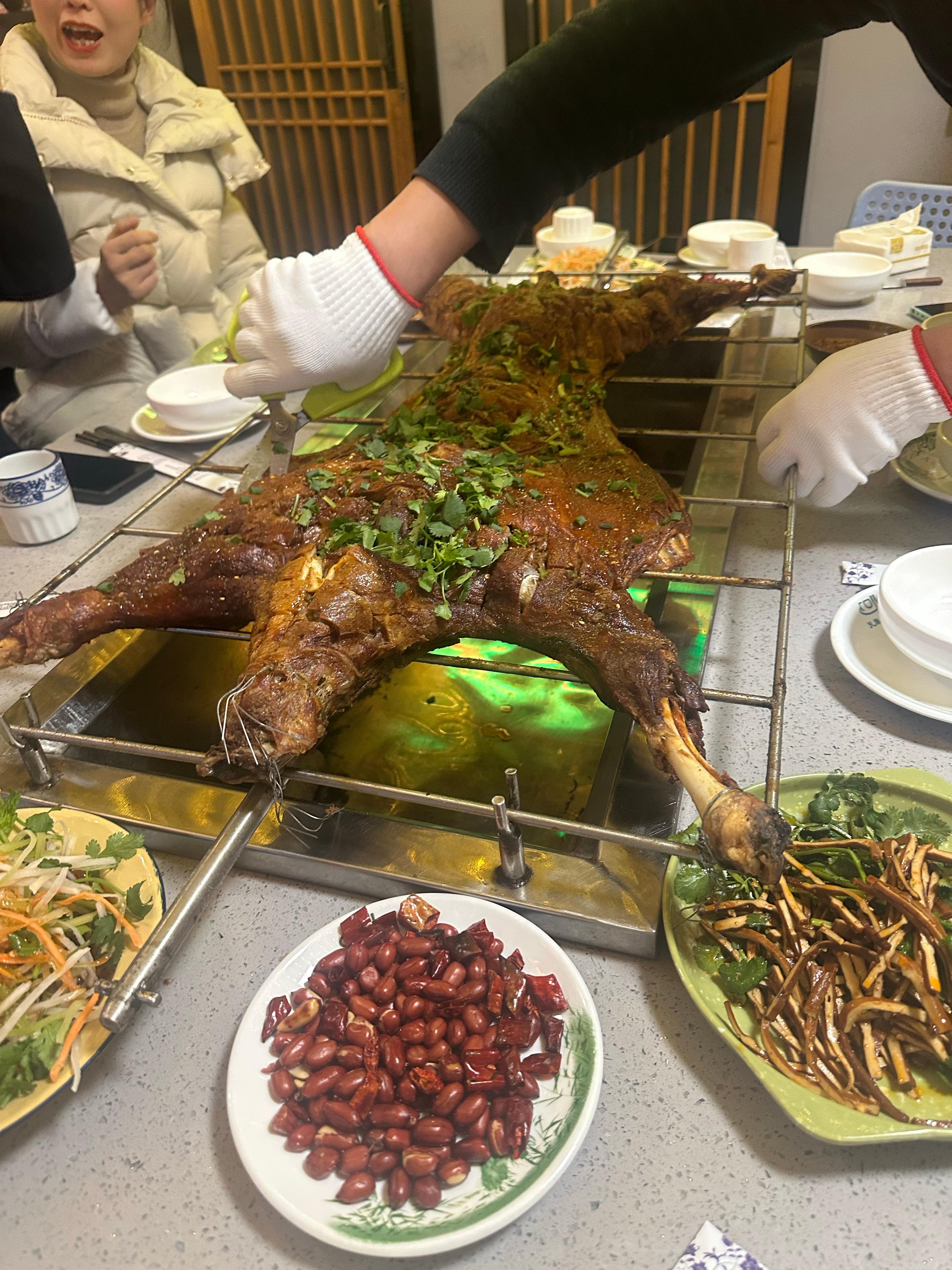 来来来了，请大家吃烤全羊了，味道巴适得很！好吃得很😄！来油，机会不要错过哟！