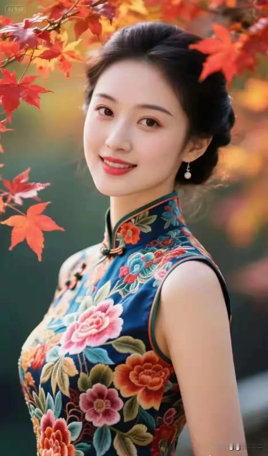 上联:盘扣精镶旗袍美，下联:妆容巧衬媚眸明。