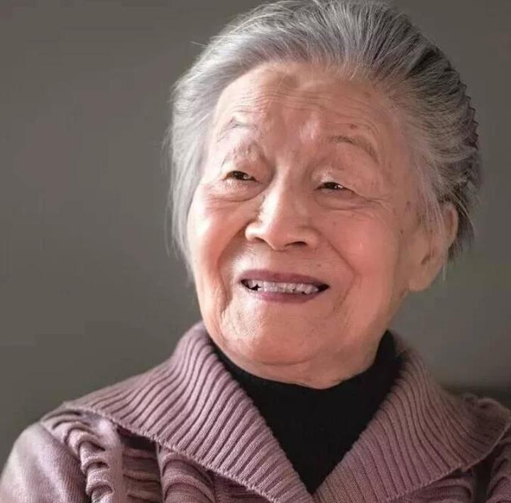杨绛先生说：“过去的，过不去的，最终也都会过去。那些你想不通、看不透、理不清、忘