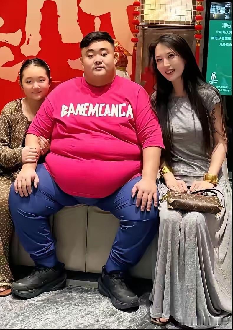 男主稍微减减肥，很完美的。