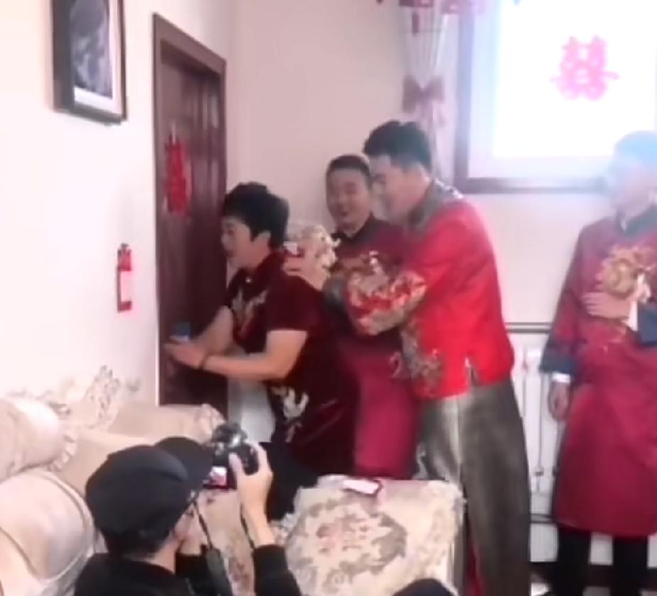 前去迎娶新娘的新郎，面对伴娘堵门时，突然做出的一个举动，让丈母娘的心都甜化了。