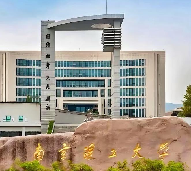 一位南京理工大学校长，下班稍晚，到食堂吃饭，看见一个女生，打了一碗米饭一份素菜，