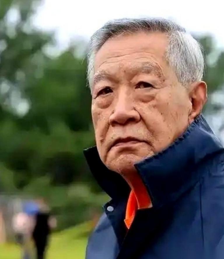 医生把脑瘤诊断书递到李昌钰手里，说还有机会。老爷子摆摆手：“不穿刺，不开颅。”一