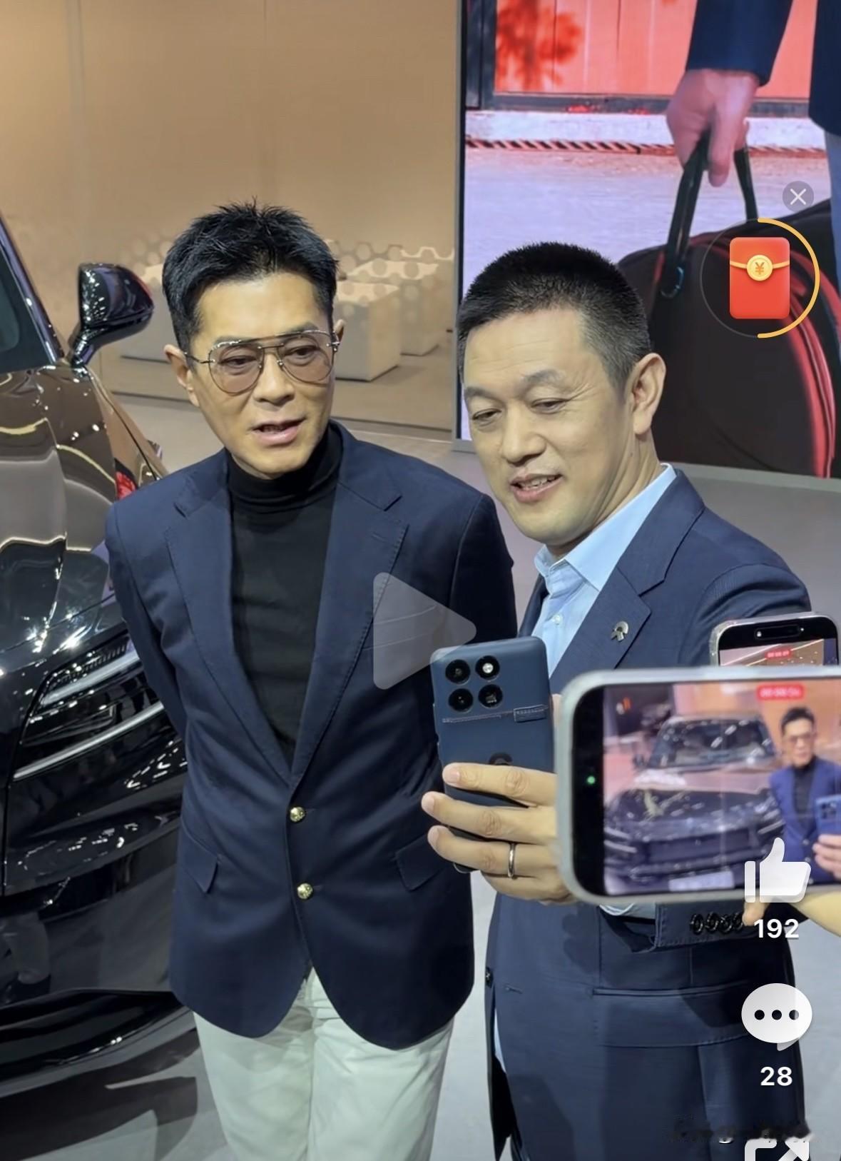 雷军缺席广州车展，古天乐来了，还和蔚来李斌同框自拍，现场直接沸腾到失控！先说