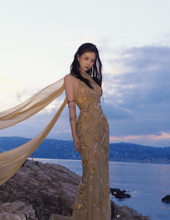 虞书欣优雅黄玫瑰虞书欣鎏金薄纱礼服谁懂啊虞书欣鎏金薄纱礼服的杀伤力，锁骨精致肩线