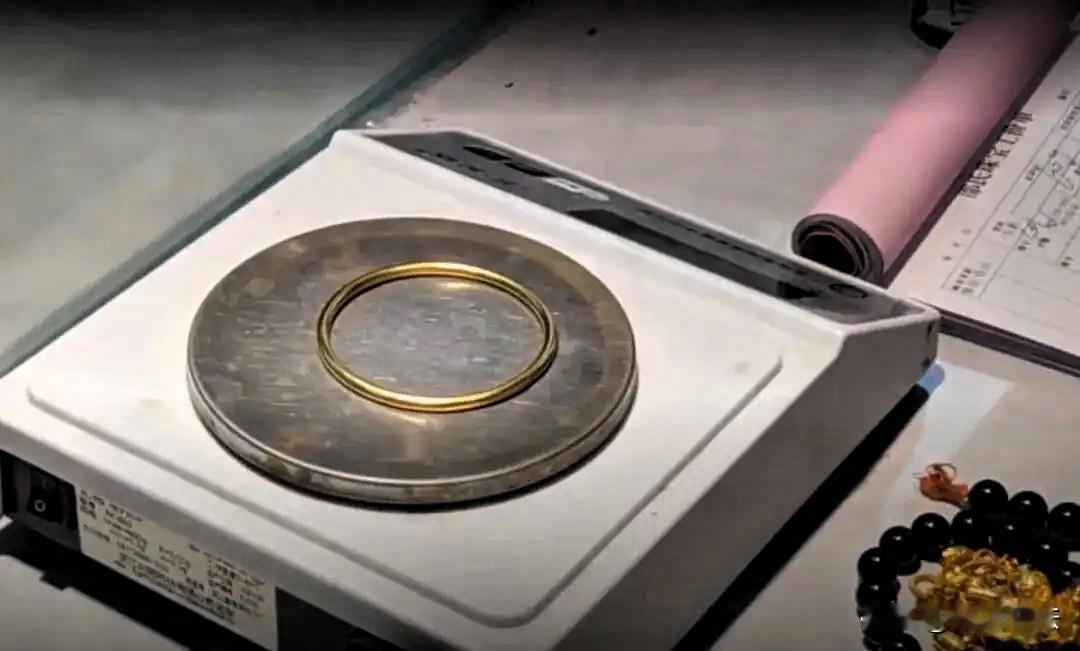 “终究是错付了！”郑州，男子拿前女友送的银手镯去换钱，剪开发现竟是“银包金”，是