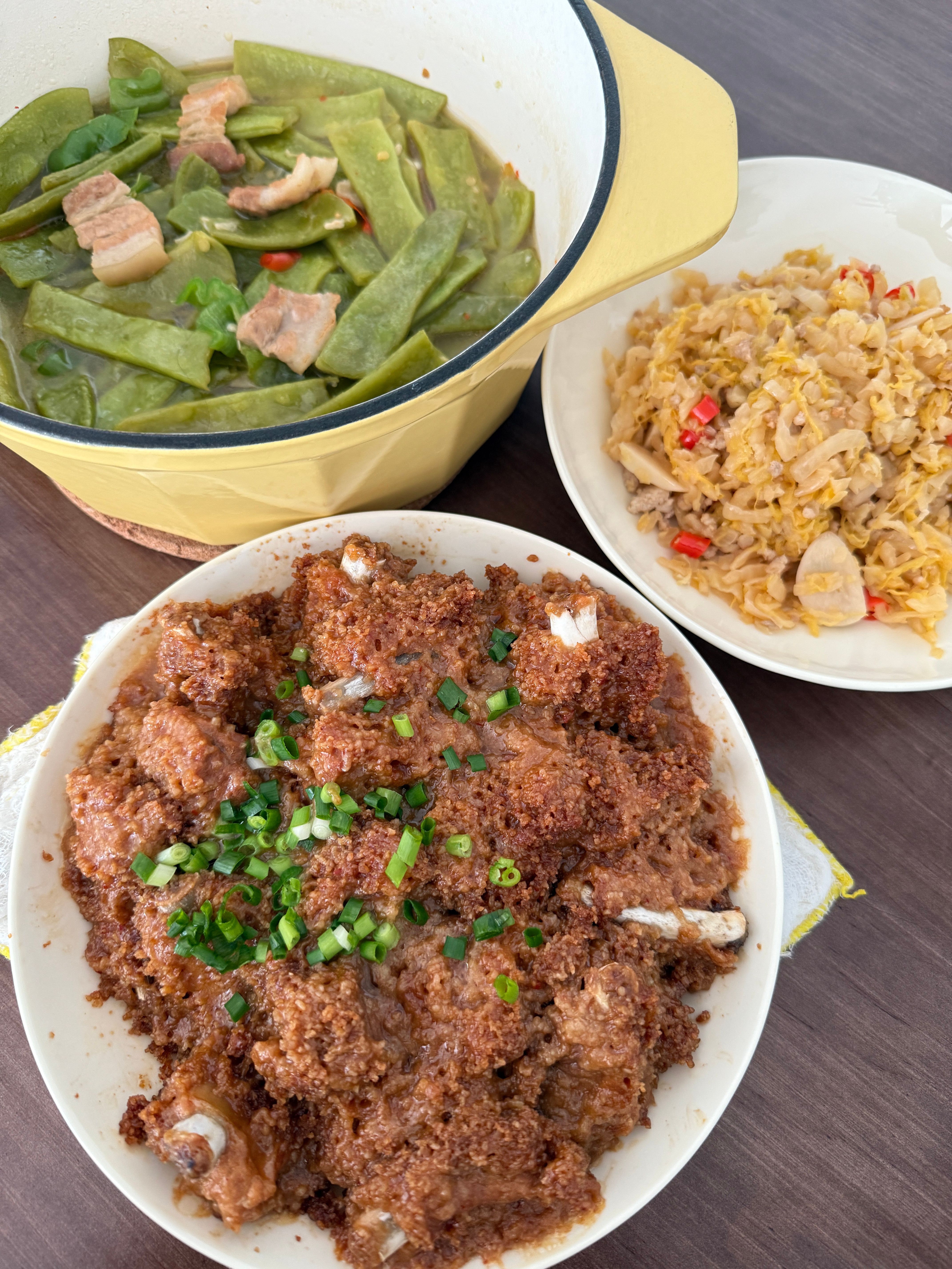 看看中午的金大厨菜单炖豆角、炒酸菜、粉蒸肉！我开动了！今天小卷长胖了吗