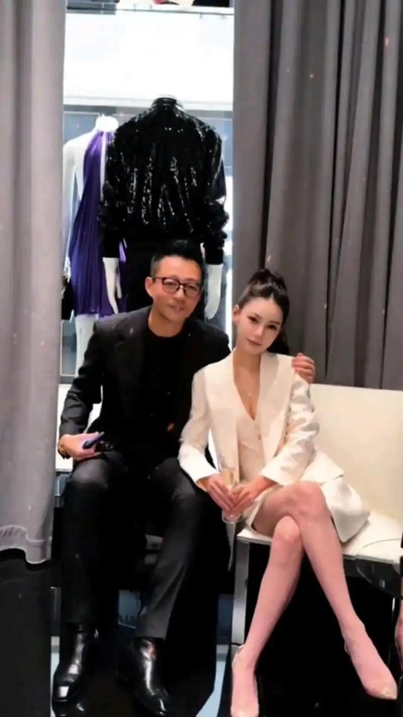 马小梅终于不忍了，终于爆发开始怼天怼地了，也不给汪小菲面子了。马小梅昨天直播，有