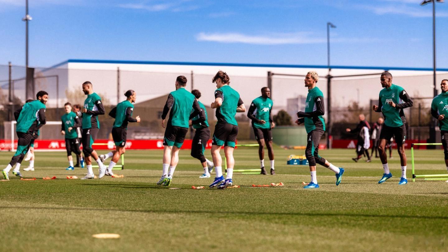 巴黎圣日耳曼vs利物浦利物浦今晚应该如何安排首发呢？斯洛特在此前的欧冠和联赛都