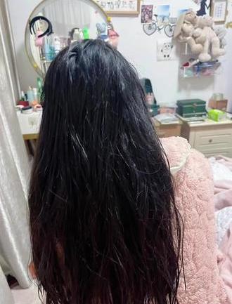 一句话说错，天塌了。昨天晚上给孙女洗完澡，我给吹头发。顺口就问她一句：“你长这么