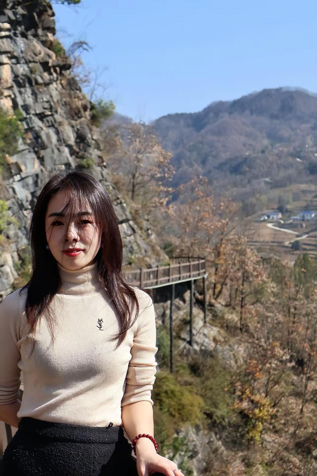 这姑娘站在山间风景真好看。