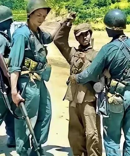 1951年，朝鲜战场上，一个志愿军小战士，不幸被美国大兵抓住，他背着大刀，满脸污