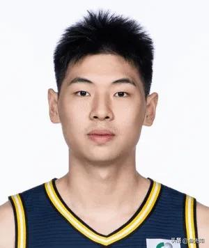 杜锋今天发视频说，让广东球迷多去现场支持崔永熙。不过崔永熙今天复出的也算及时，毕