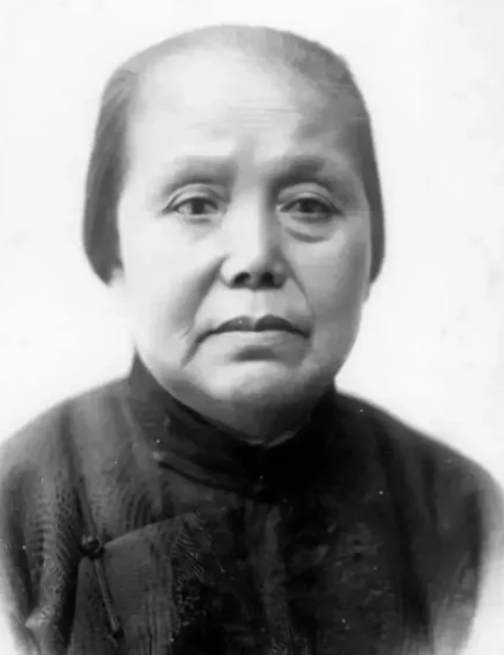 1915年，孙中山向发妻卢慕贞正式提出离婚，48岁的卢慕贞不哭不闹，只在信中回复