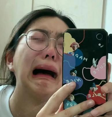 一个女大学生哭诉：“我每个月的生活费根本不够，早餐6元，午晚餐15×2，就是30