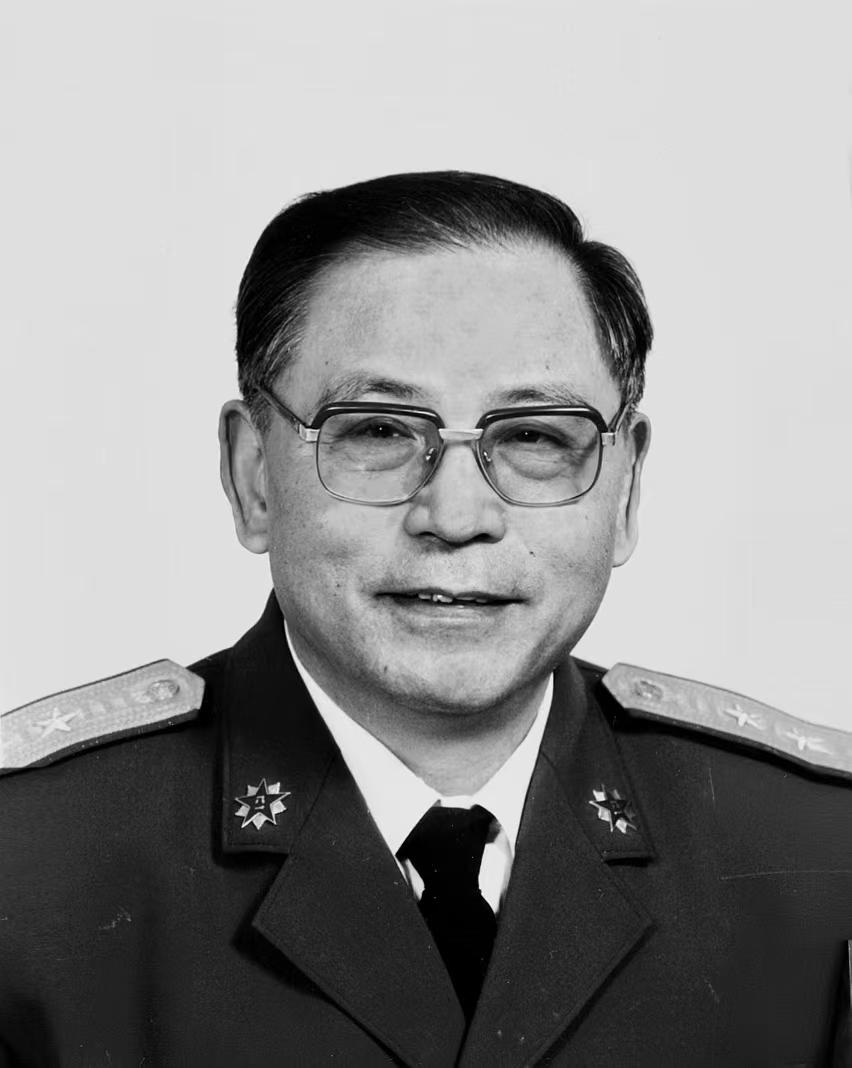 1950年，粟裕正在汇报工作，这时门突然被撞开了。李克农冲进来，声音发颤：“粟裕