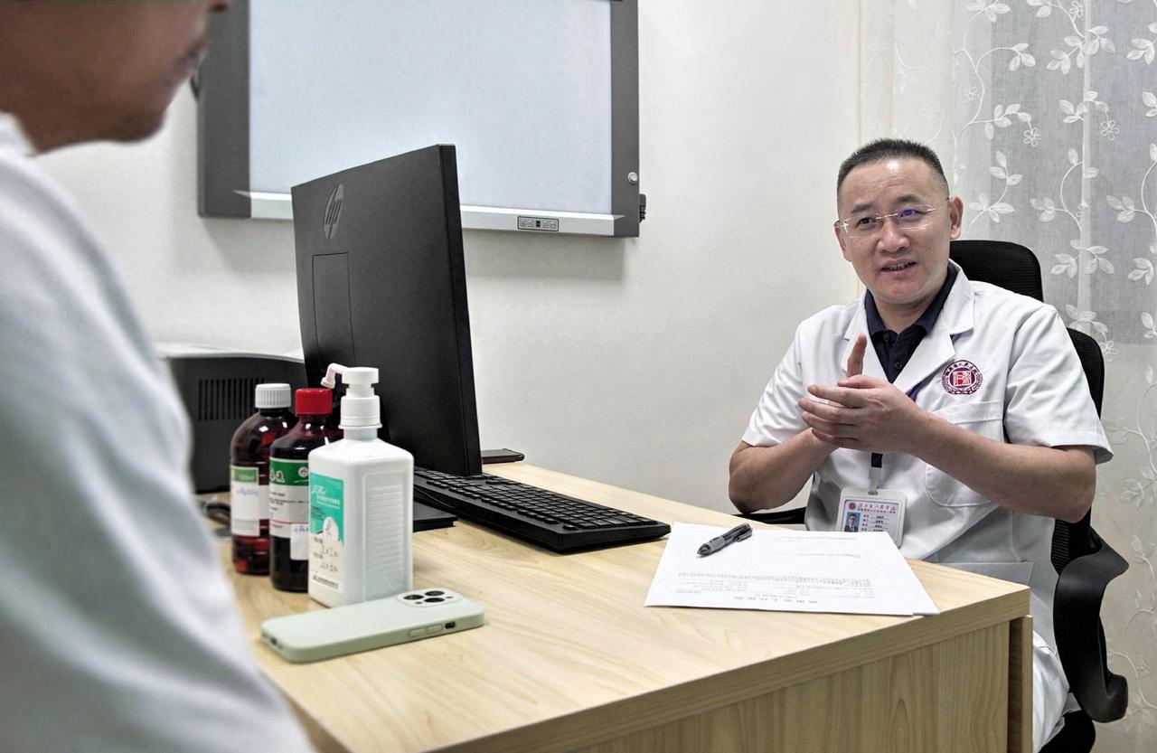 福无双至，祸不单行祖副院长彻底跌入谷底前段时间和医院眼科副主任的不雅视频