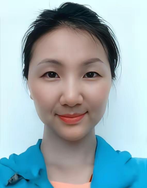 2012年，一架飞往乌鲁木齐的客机升至5000米高空时，一位空姐突然推着餐车猛撞驾驶舱，随后用身体抵
