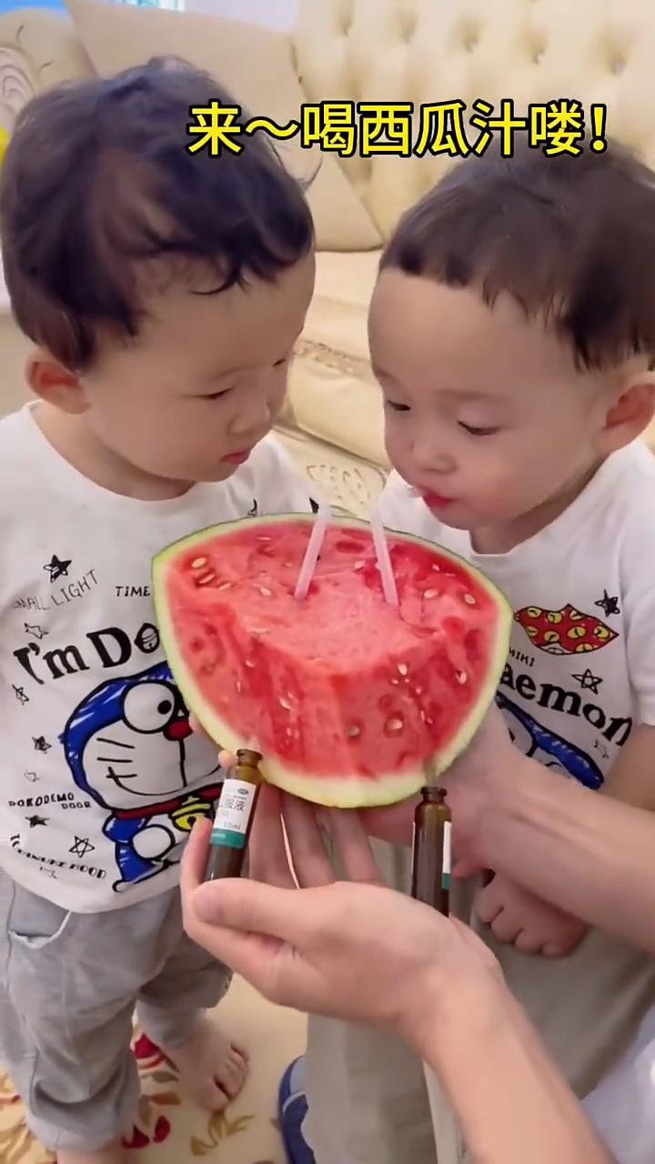 来，喝西瓜汁。这味道有点不对，再尝一口。