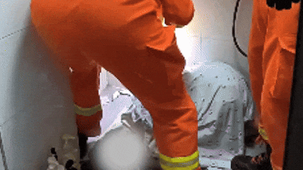 后怕！广东广州，一名独居女生在洗澡时不小心把一个塑料瓶掉到了厕所里，随后女生把手