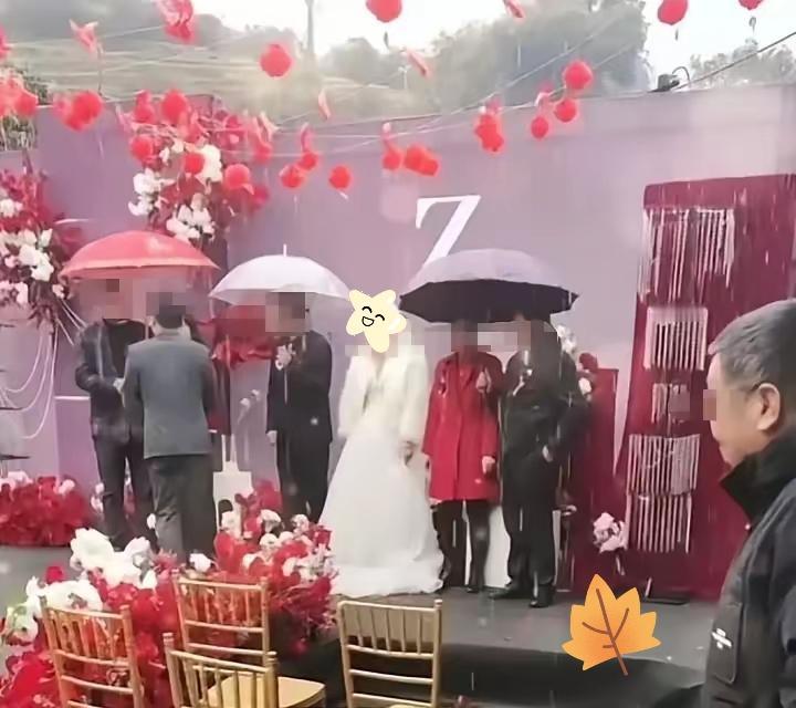 一场大雨浇透新娘，也浇醒无数人！这婚谁敢结？今天刷到个让我血压飙升的视频。