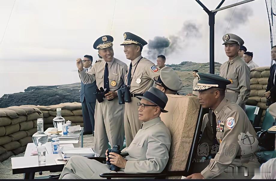 这张AI染色的照片发生在1957年国民党“襄阳演习”，有没有发现此时的蒋介石中山