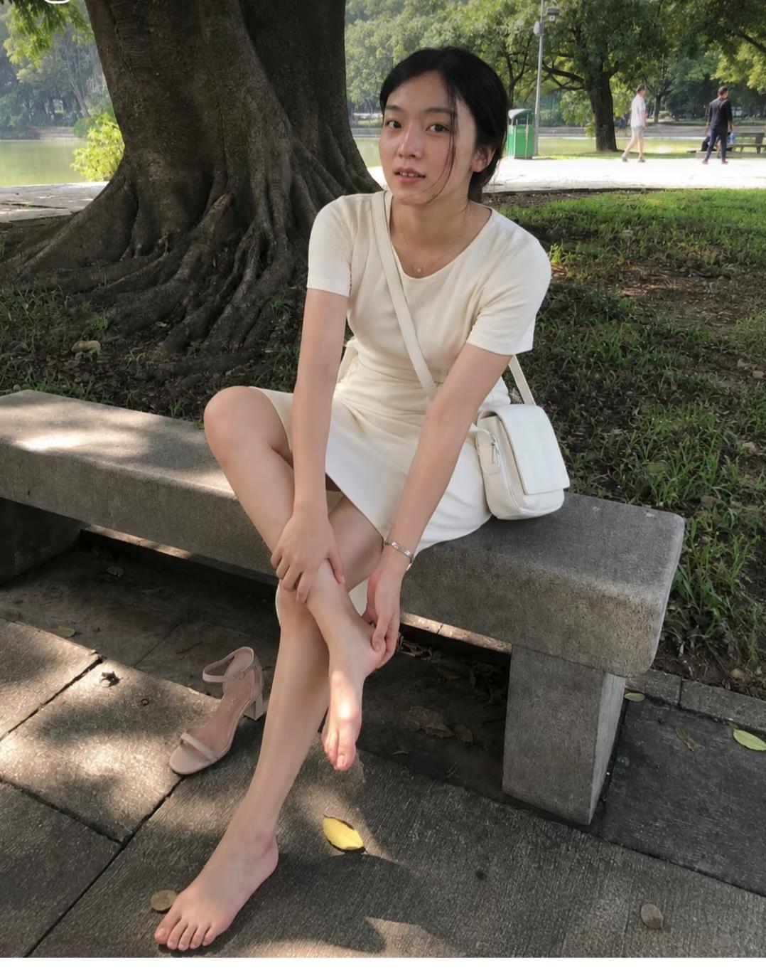 趁着没人赶紧脱下鞋来抠抠脚。