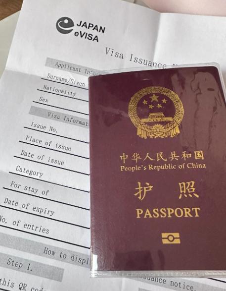 对等反制精准落地！日本先把中国游客单次签证费涨了5倍，还唯独不给中国免签。中