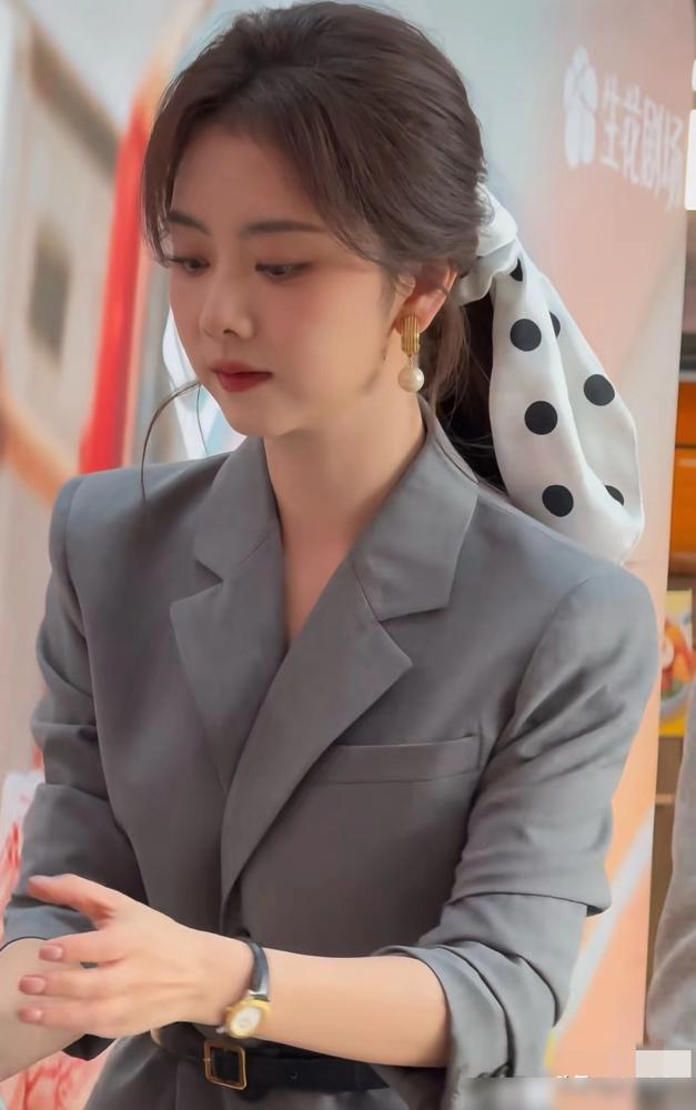 谭松韵36岁，一句“不找圈内人”炸出她多少辛酸？她当年和刘昊然拍戏搂肩摸头