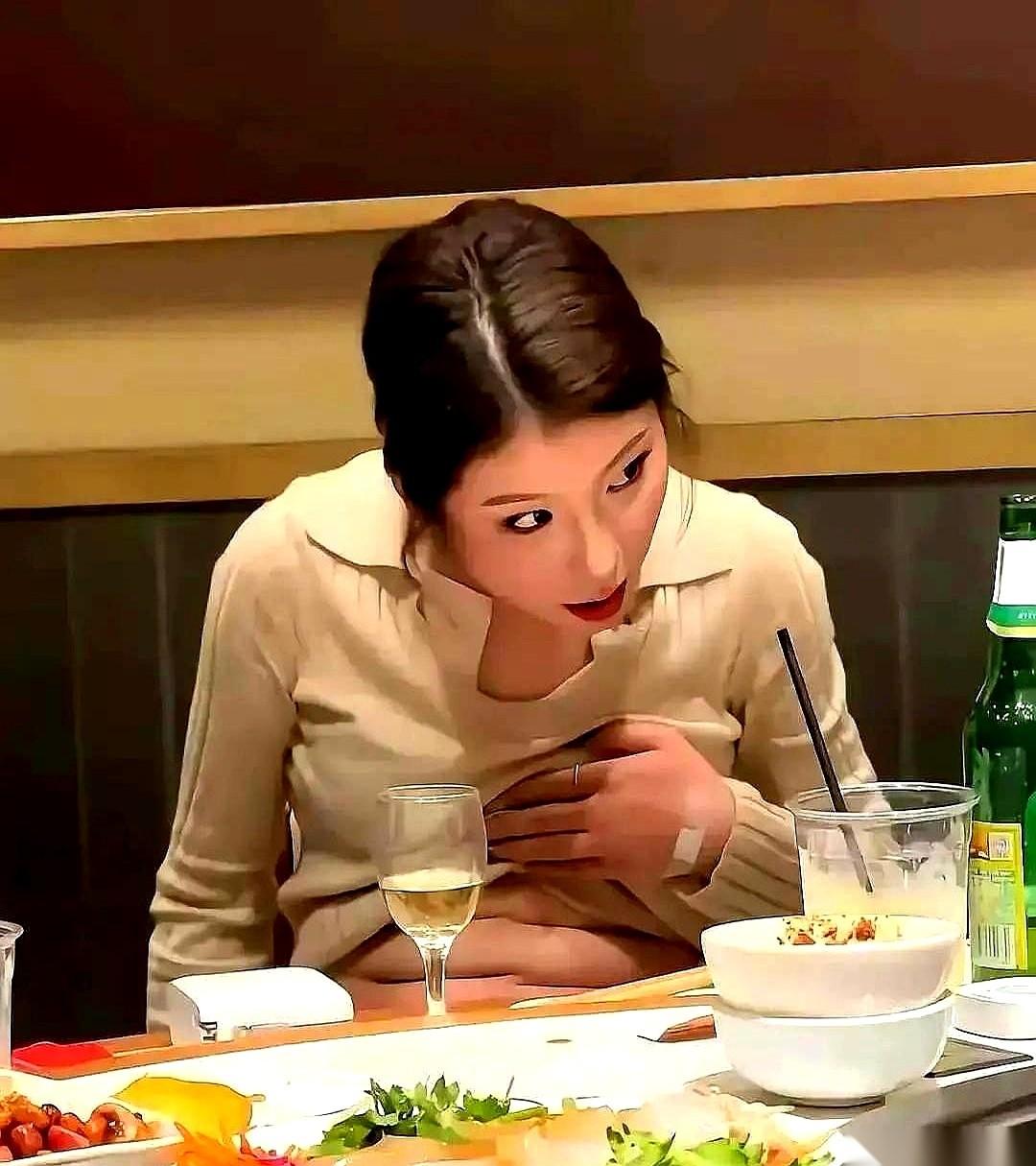 饭局上，她悄悄解开了上衣的扣子。就这么一个以为没人看见的动作，被拍下来传上网，