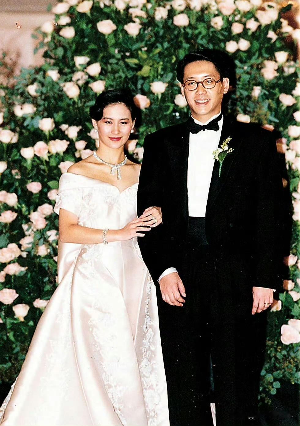 1991年1月8日,何超琼与许晋亨举办了一场世纪婚礼。赌王长女配船王独子,这场