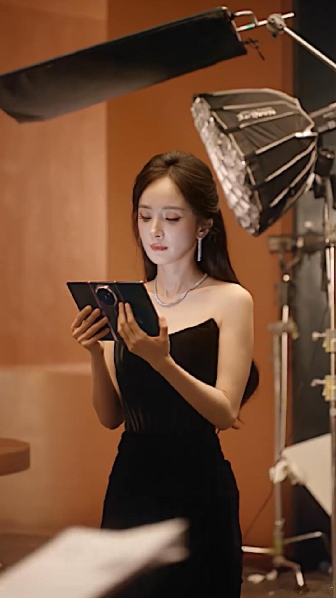 杨幂黑色抹胸鱼尾裙黑色抹胸鱼尾裙穿在杨幂身上效果太惊人了，腰线臀线全被衬得明明