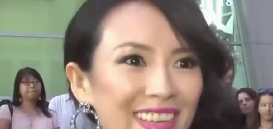 不知怎的，章子怡说英语，摇头晃脑的！章子怡早期，在海外机场接受英语采访！展现