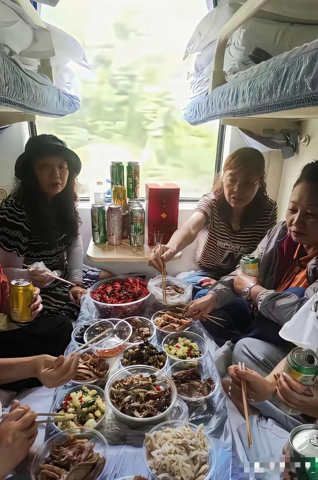 火车上聚餐，素质呢？