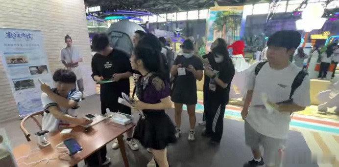 在CJ被游戏AI硬控了在CJ被鹅厂AI师傅教做瓷器打破对游戏展的固有印象，一边