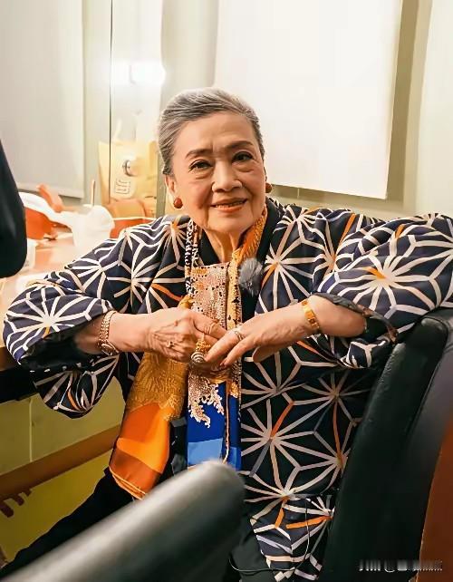 今年已88岁的著名歌唱家朱逢博。上世纪七、八十年代，她与李谷一是歌坛的顶流。