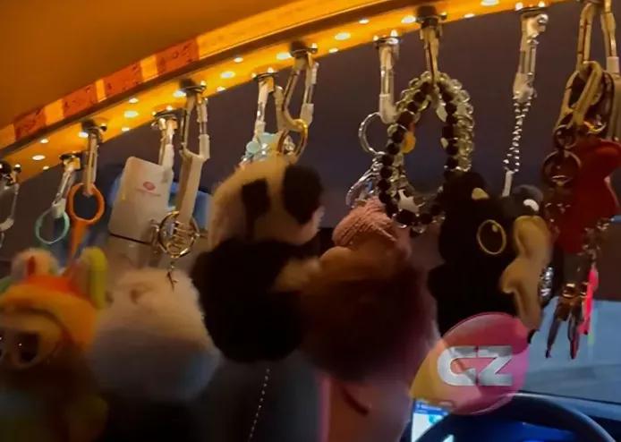 广州一位网约车司机突然火了。乘客一上车就被惊到!车厢后窗挂满萌萌的毛绒玩具,钥匙