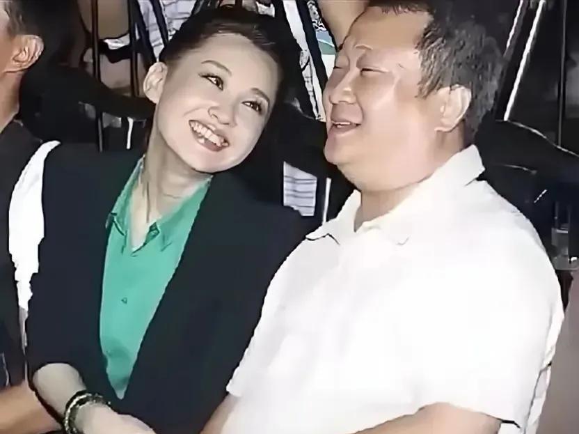 照片上的美女是谁呀？看着好面熟。她这笑容好美，可以用