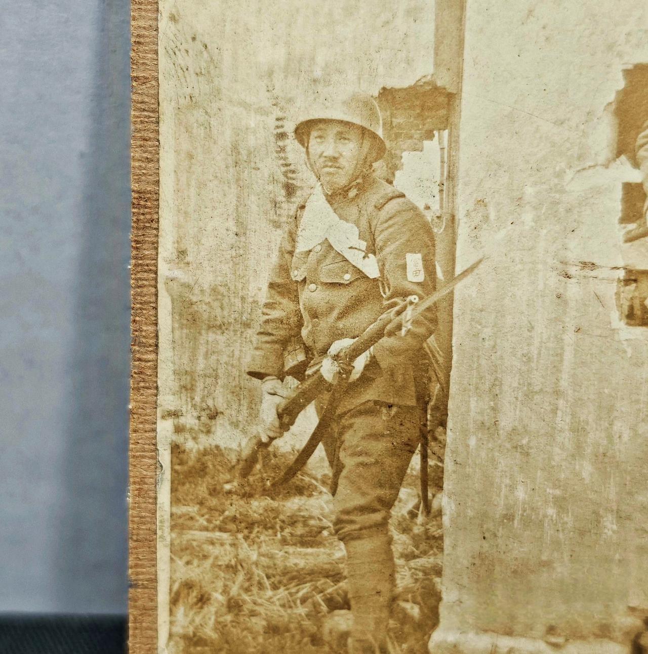 这是在日军相册中发现一名凶残的日军士兵。这个日军士兵头戴钢盔，手持加装了刺刀的三