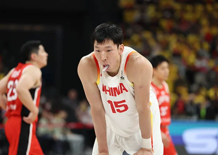 周琦离开中国男篮据中国男篮透露，正在北京参加国家队集训的中锋周琦陈旧伤复发，