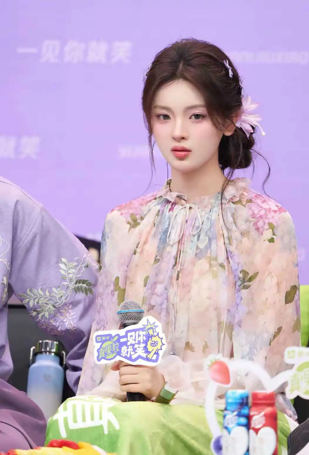 被杨超越的大长腿惊艳到了，又细又直美得让人心动！