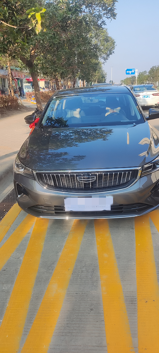 成了尊贵的帝豪车主提车的油耗，然后当天加满一箱油，开了一百多公里，油耗恢复到7