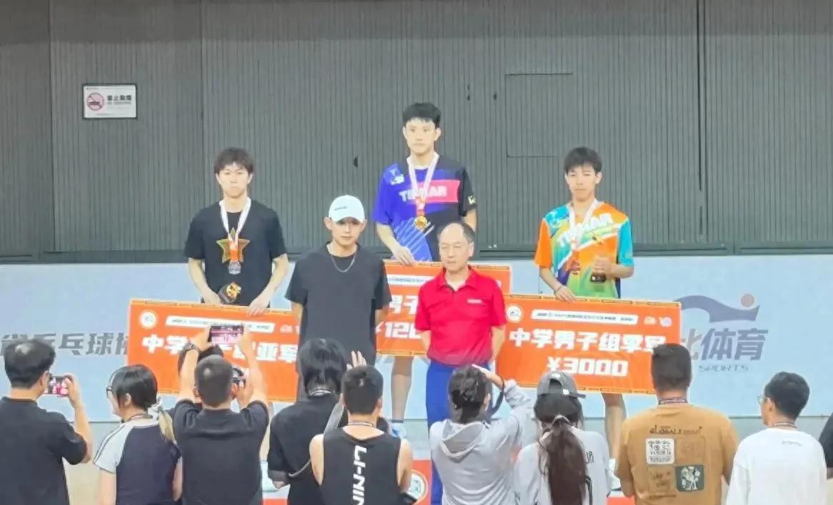 7月18号张继科杯在杭州临安体育馆开打，蔡振华来现场给张继科帮忙主持开幕式。比赛