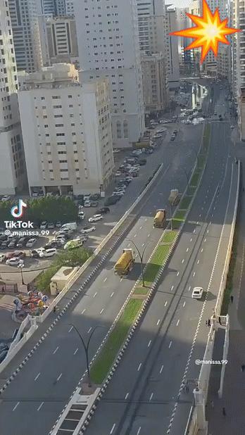 迪拜这波暴雨内涝，沙漠上演“土豪排涝大法”：直接罐车抽水！一车一车往海里倒，主打