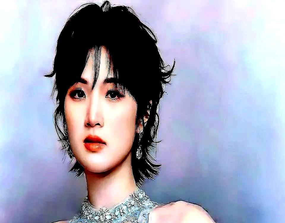 宁静问姚安娜家里谁说了算，她脱口而出：我爸靠边站。这话不是场面客套。放着公