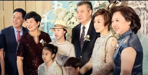 李隼夫妇，总是给人一种慈祥又亲切的感觉。李隼夫人一脸福相，自带亲和力。她很漂亮很